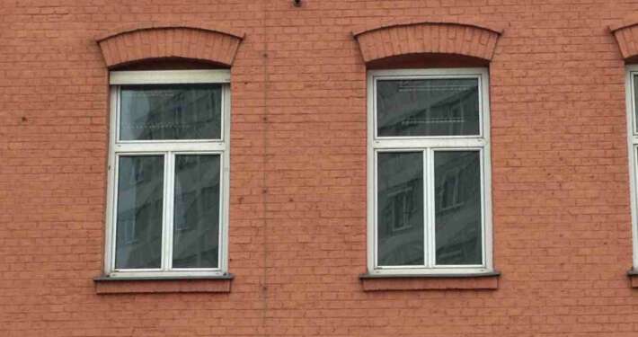 Bild einer Fassade mit Fenstern